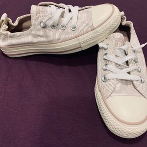 Super cute NWT converse size 5 woman’s!!!❤️🎈🎉